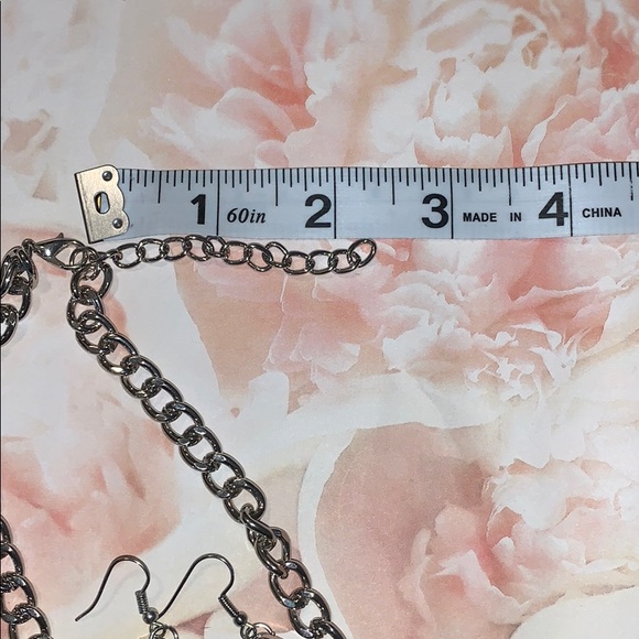 Silver tone necklace and earring set - Picture 3 of 4